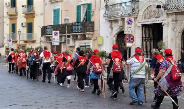 Storia, riti e tradizioni degli "ziaz": i pellegrini che da secoli giungono a Bari per San Nicola